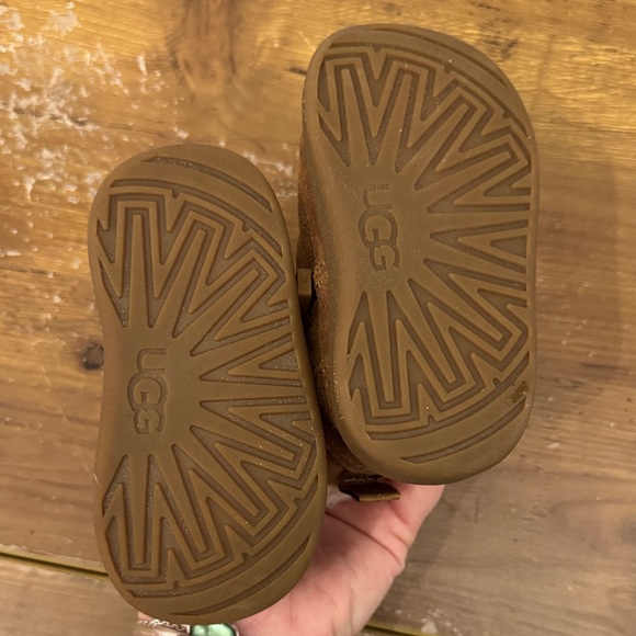 UGG Tan Boots with Cream Fur - Picture 7 of 7